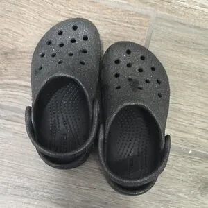 CROCS Black Water Shoes with Ventilation and Non-Slip Sole Amazon.com | Crocs Swiftwater Wave Black/Black 7 M | Water Shoes main image 4